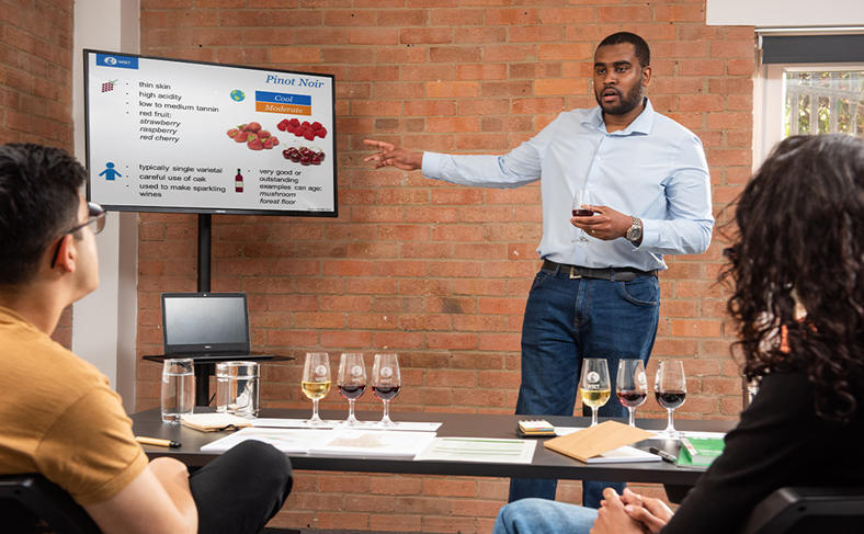 WSET 课堂上，讲师在葡萄酒课程中描述一种葡萄品种